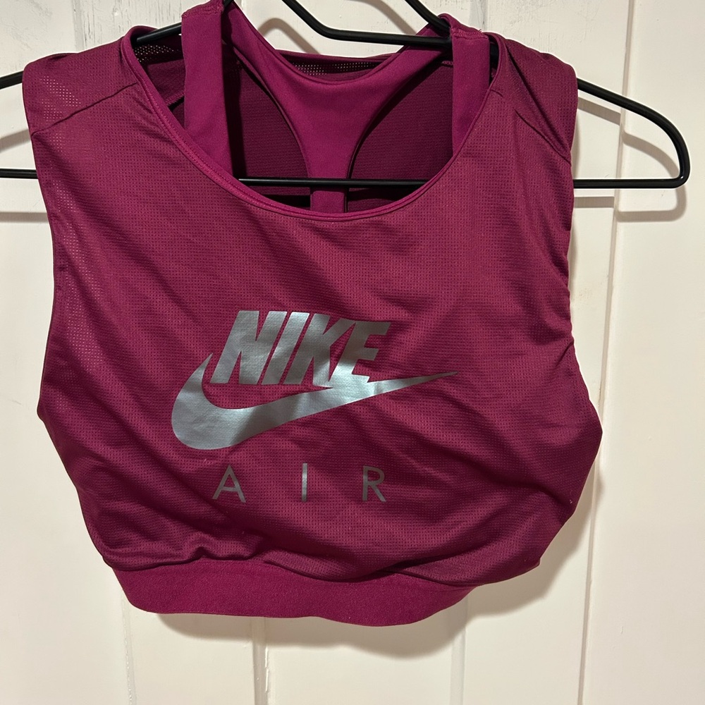 Nike sports bra in EUC. Worn once fits like a small.